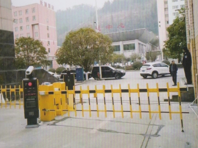 栅栏杆车辆识别